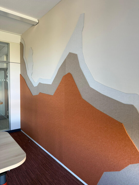 Bergmotiv in Terracotta und Sage Green