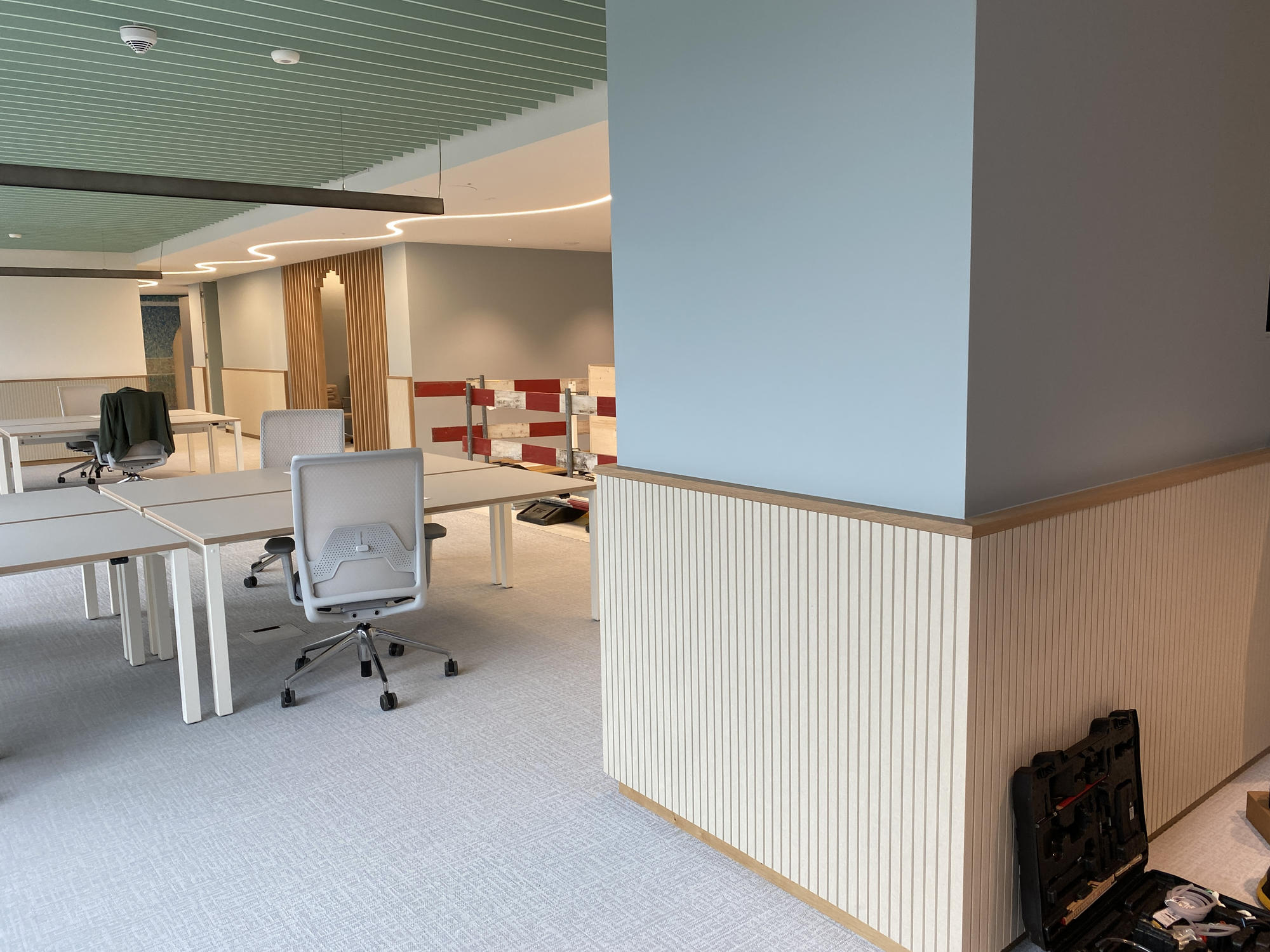 Konferenz durch Glas