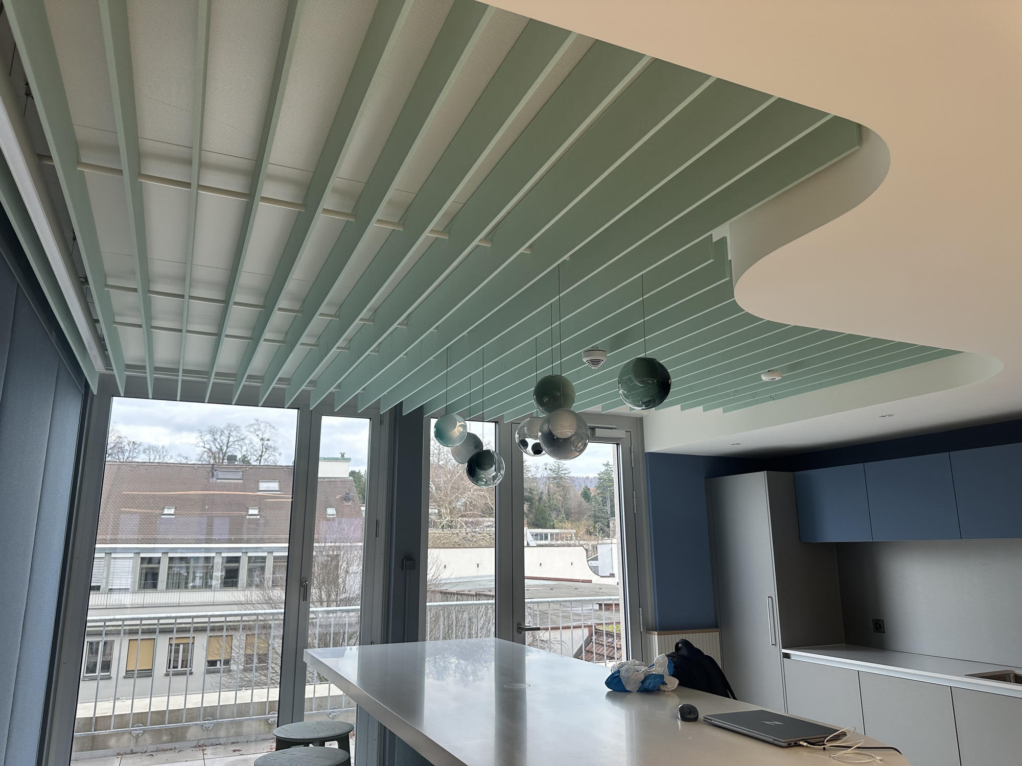 Küche mit Kugellampen