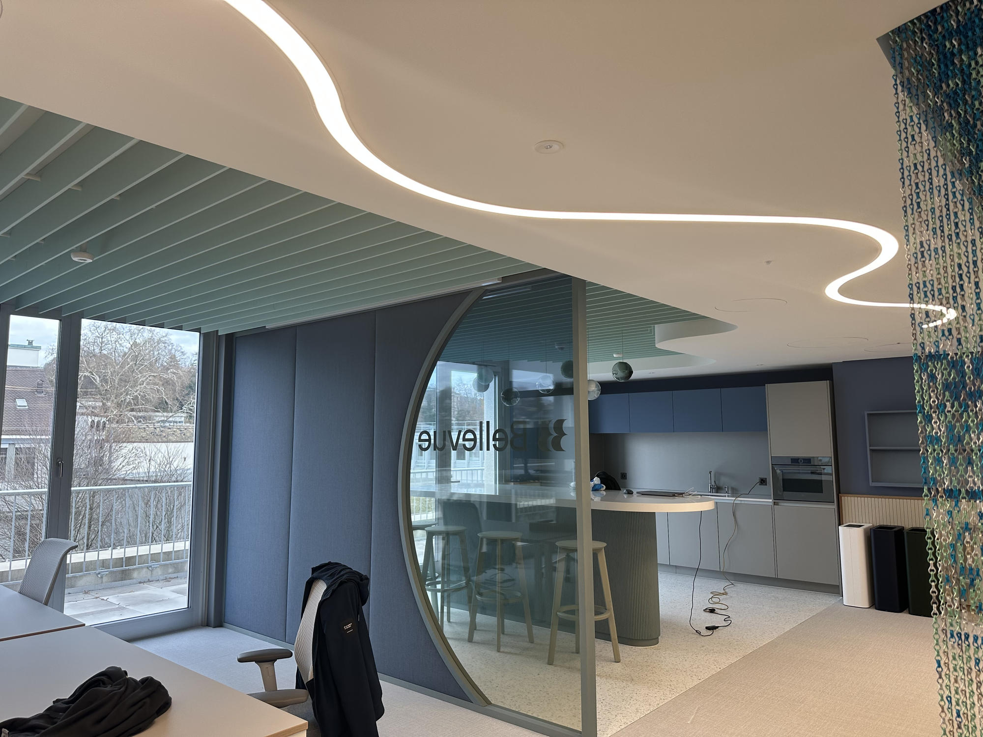 Lounge mit Lichtlinie