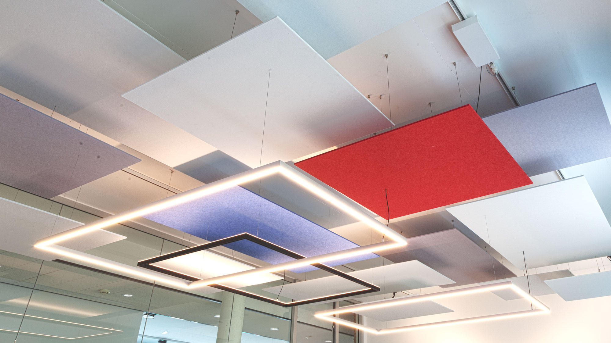 Bunte Deckensegel mit LED-Beleuchtung