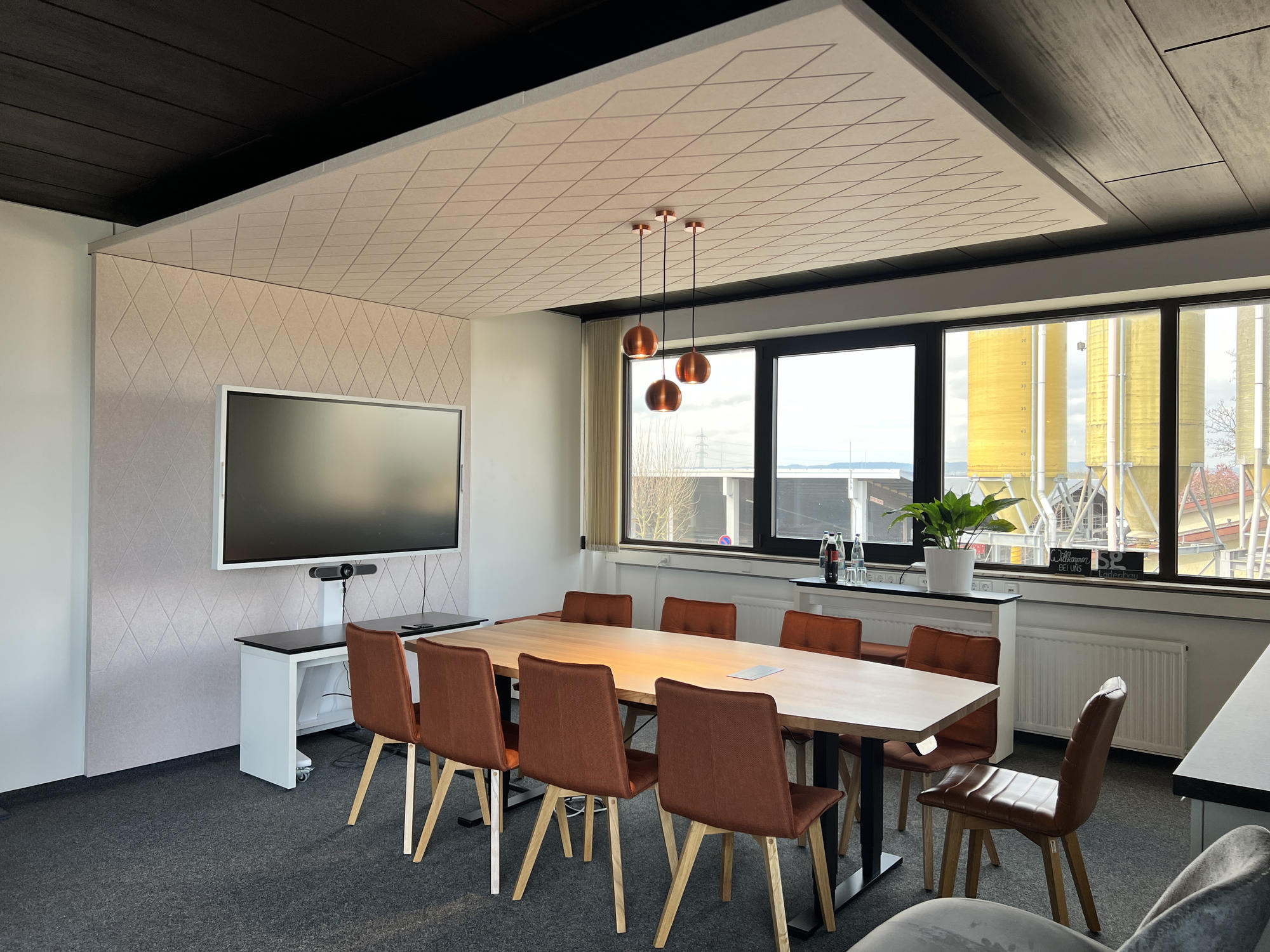 V-Cut Wandverkleidung im Konferenzraum