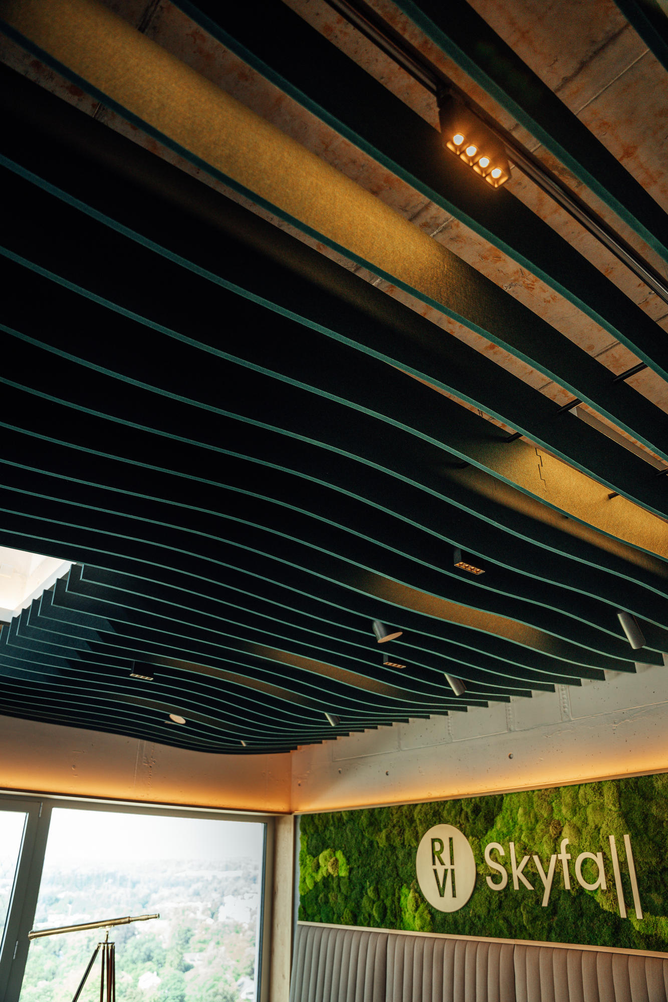 Wellenförmige Deckenbaffeln