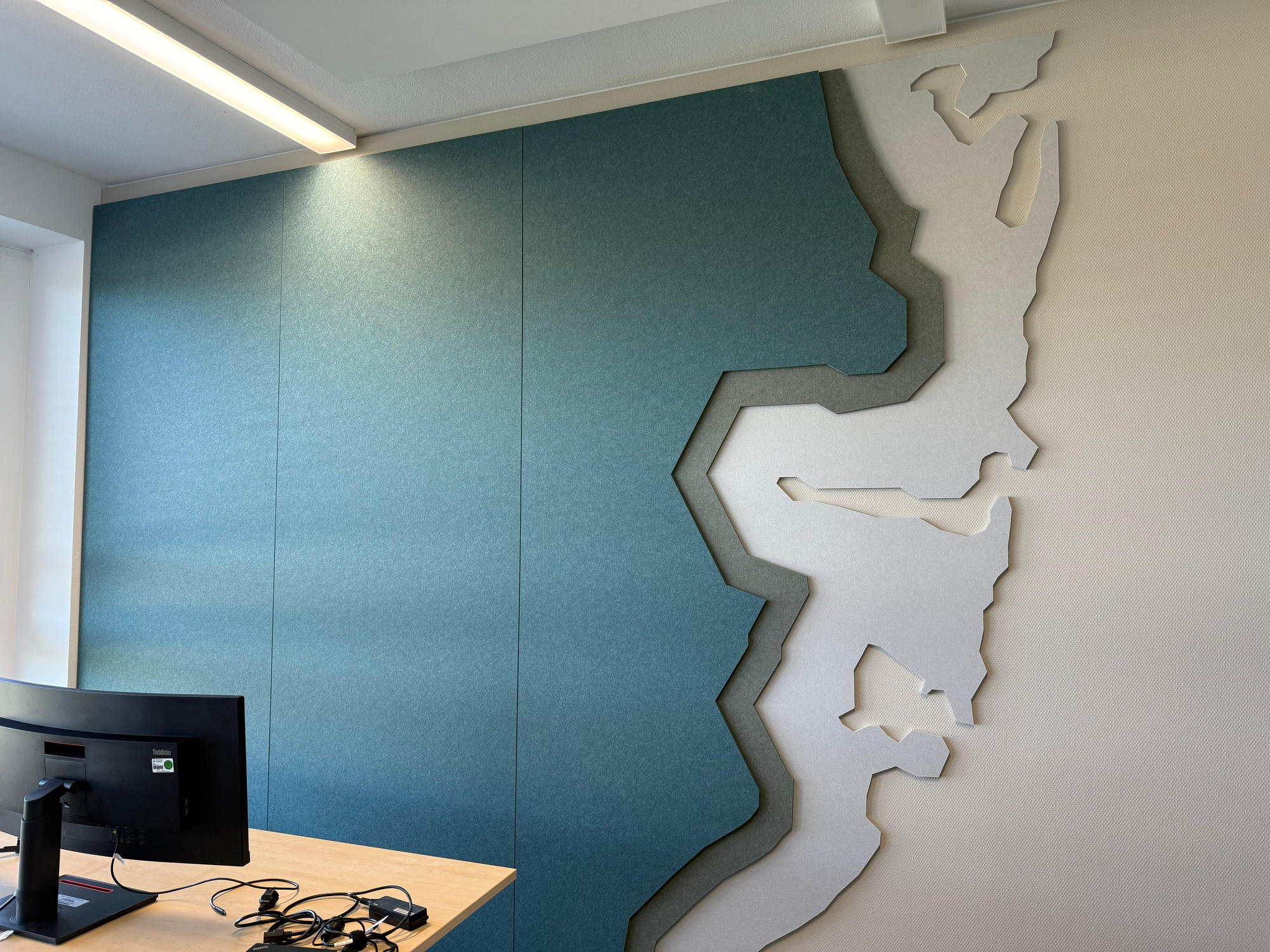 Fertiger Büroraum – Teal Wand